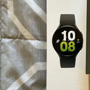Samsung Watch 5 new, given as gift never used just tried on